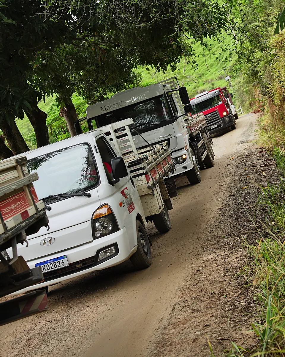Caminhonete e caminhões da frota da Agrosul enfileirados